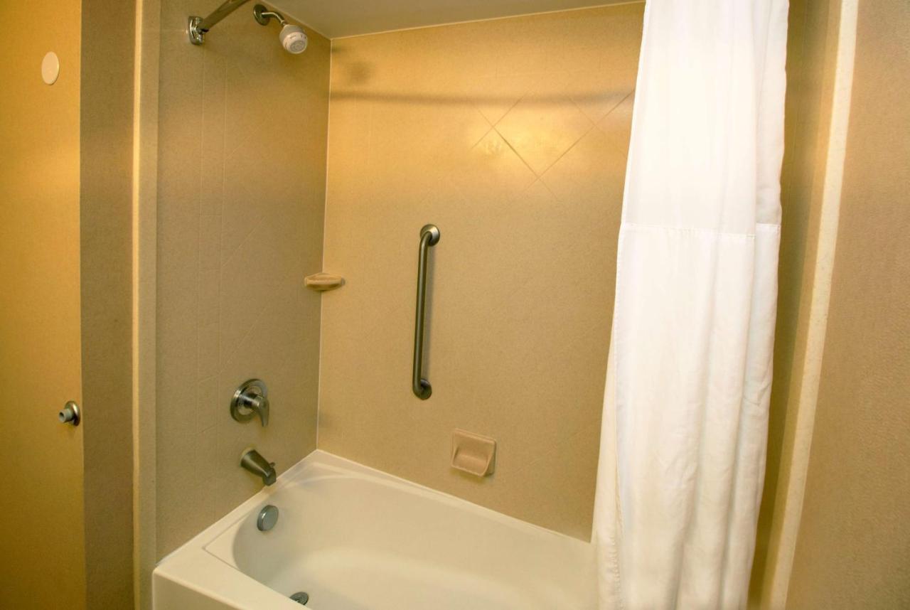 Queen Room with Two Queen Beds - Disability Access Tub at Hampton Inn & Suites Chesapeake-Battlefield Blvd.