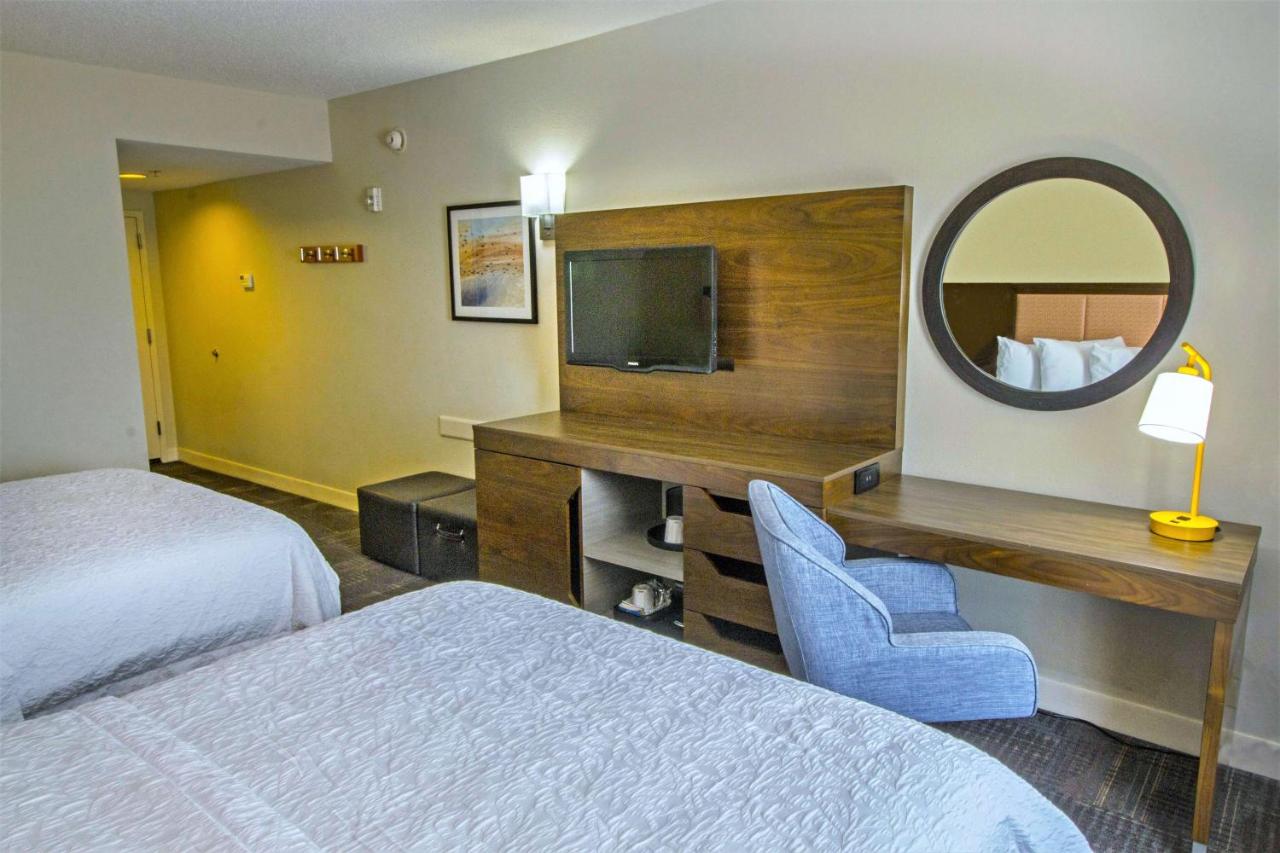 Queen Room - Non-Smoking at Hampton Inn & Suites Chesapeake-Battlefield Blvd.