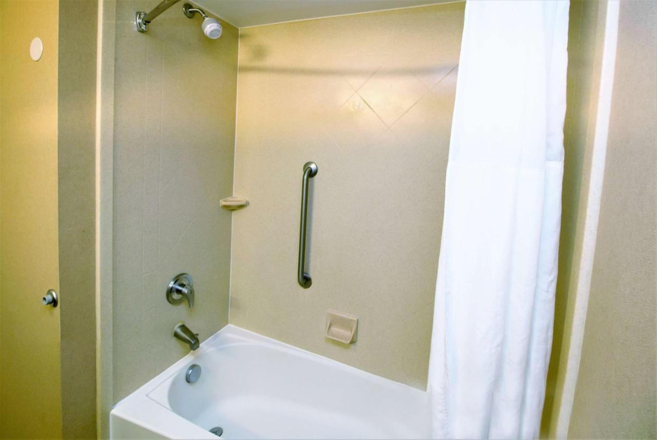 Queen Room - Non-Smoking at Hampton Inn & Suites Chesapeake-Battlefield Blvd.