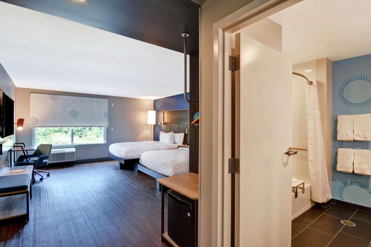 Queen Room with Two Queen Beds - Mobility Accessible with Tub at Tru by Hilton Middletown