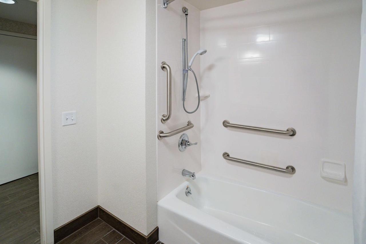 King Room with Bath Tub - Mobility/Hearing Accessible - Non-Smoking at Hampton Inn Clarks Summit