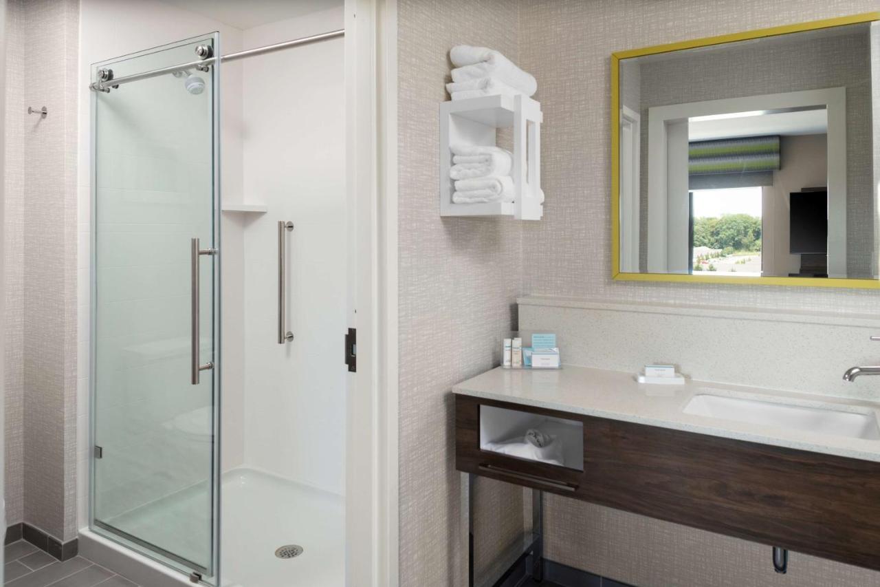 King Room at Hampton Inn & Suites Avon Indianapolis