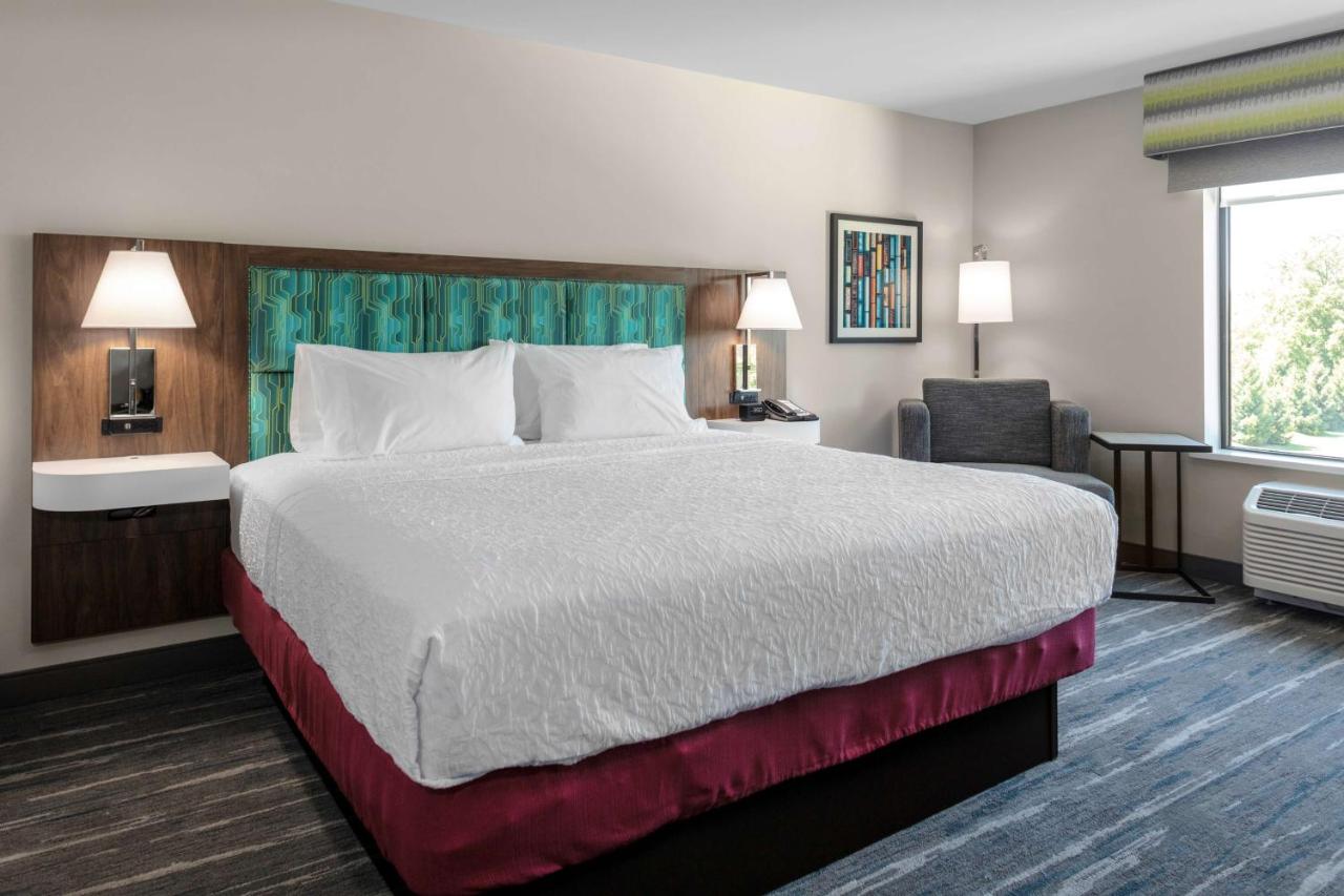 King Room at Hampton Inn & Suites Avon Indianapolis