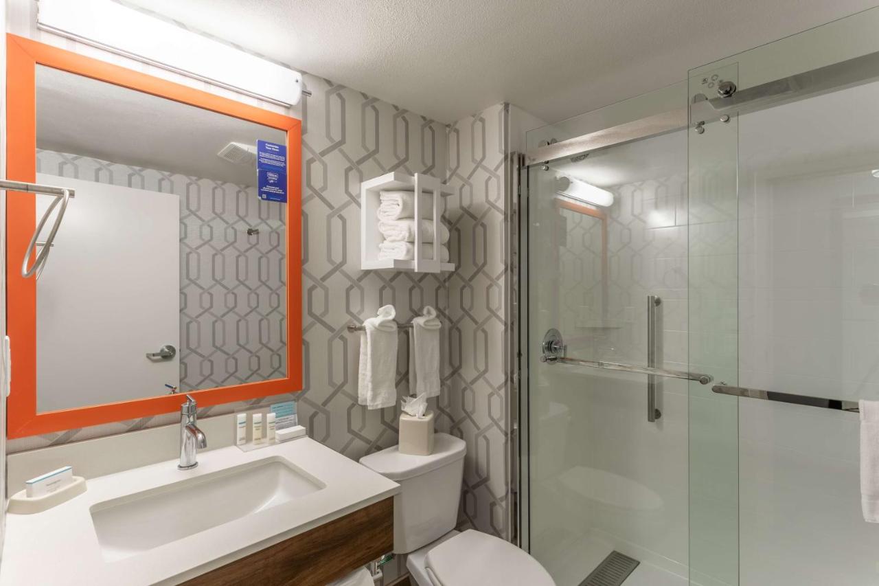 King Room at Hampton Inn Madison East Towne Mall Area
