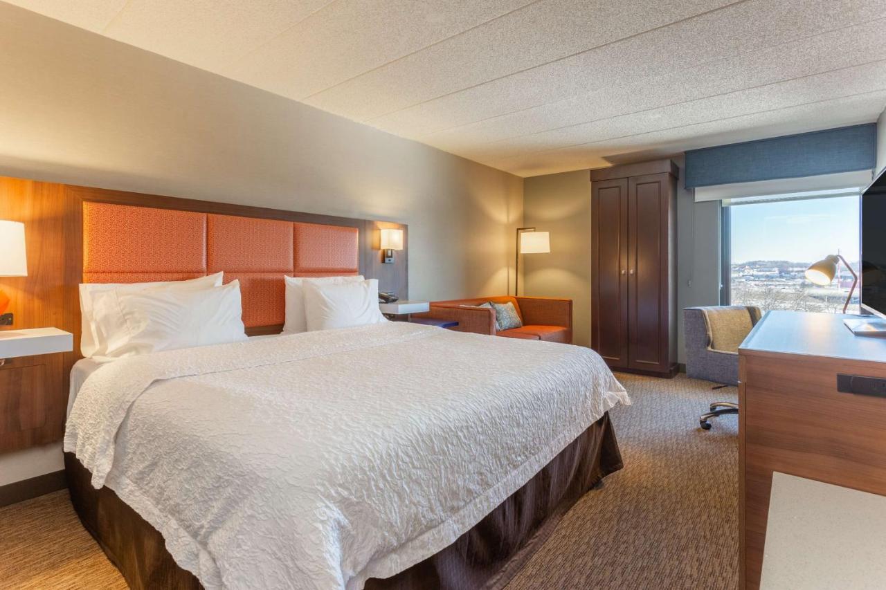 King Study with Sofa Bed - Non-Smoking  at Hampton Inn Madison East Towne Mall Area