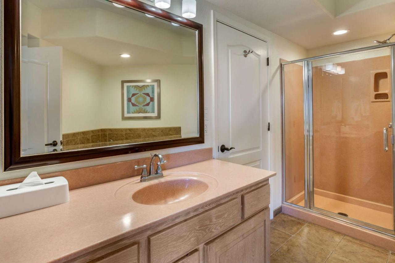 One-Bedroom King Suite with Sofabed at Hilton Vacation Club Sedona Summit
