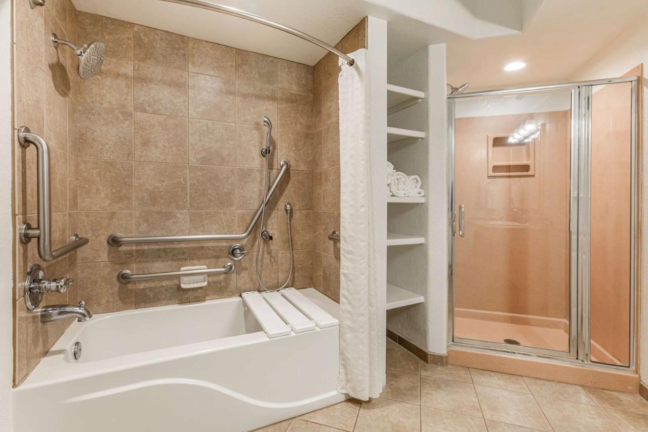 One-Bedroom King Suite with Bath Tub - Hearing Accessible at Hilton Vacation Club Sedona Summit