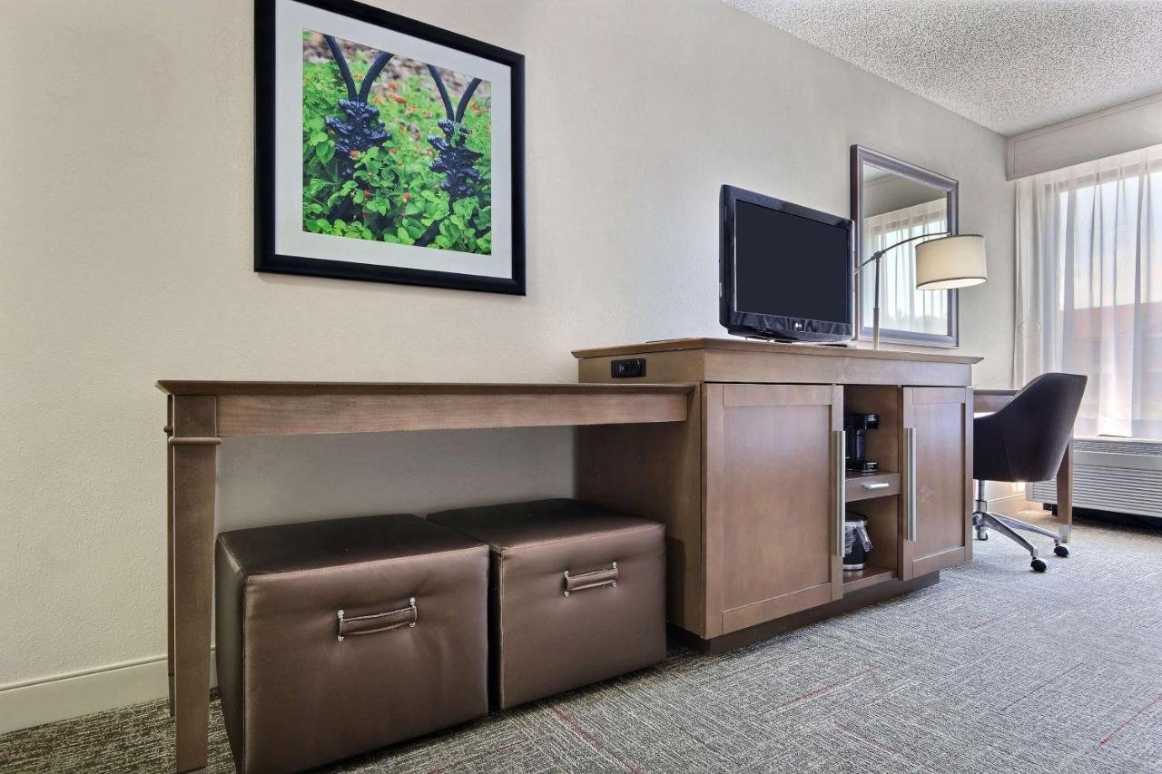 Queen Room - Non-Smoking at Hampton Inn Savannah-I-95/Richmond Hill