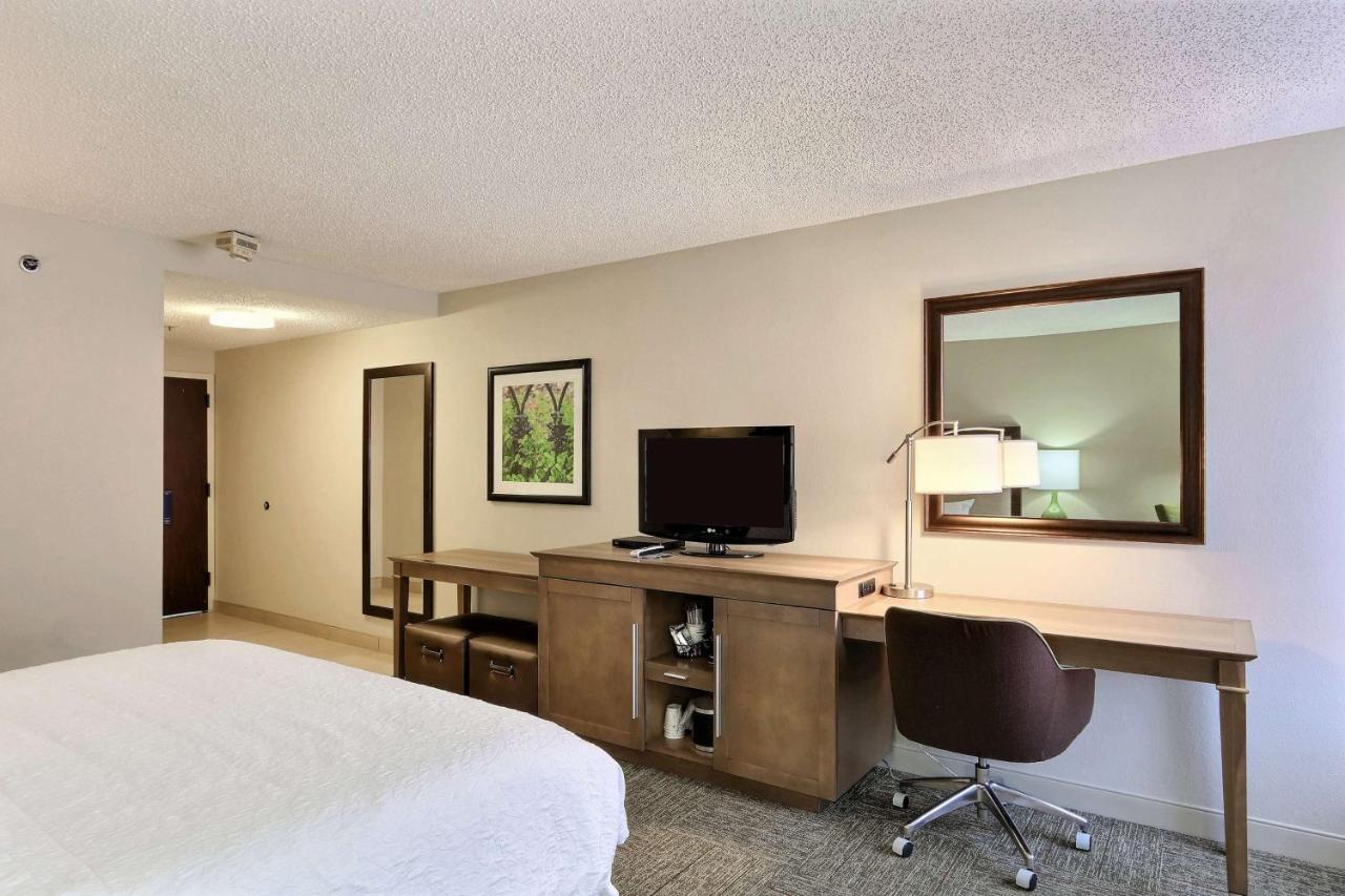 King Room with Bath Tub - Disability/Hearing Access at Hampton Inn Savannah-I-95/Richmond Hill