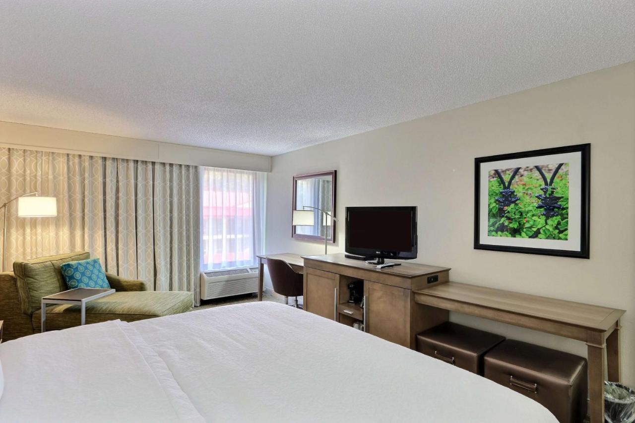 King Room with Bath Tub - Disability/Hearing Access at Hampton Inn Savannah-I-95/Richmond Hill