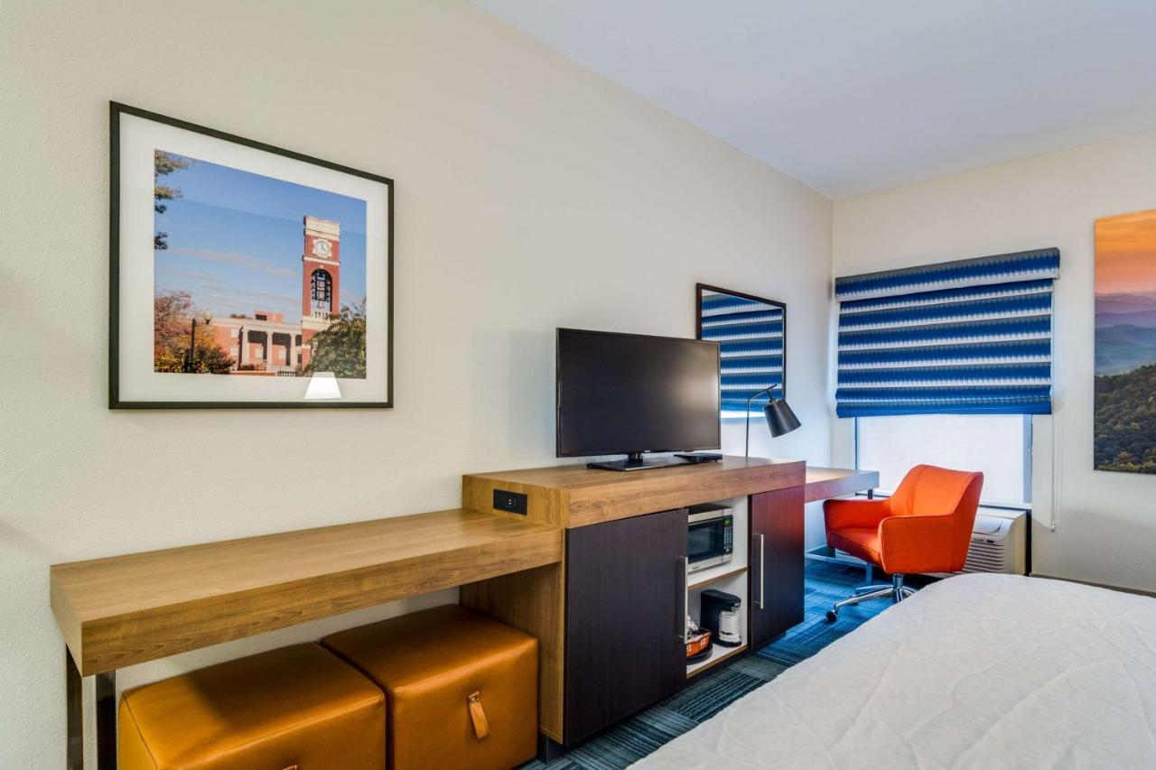 King Room - Non-Smoking at Hampton Inn Johnson City