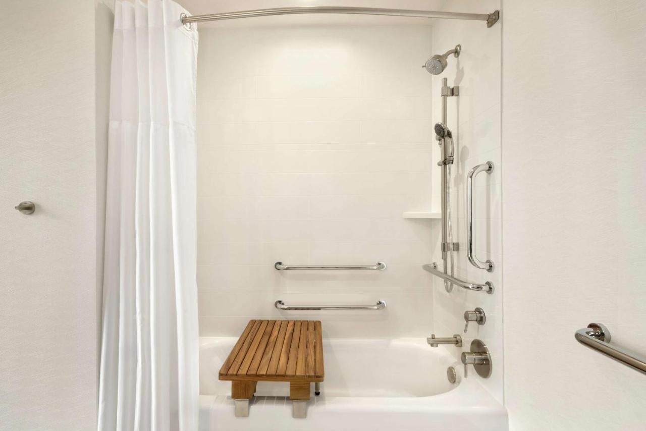 King Corner Room - Mobility/Hearing Accessible/Bathtub at Hilton Garden Inn Chicago Downtown South Loop