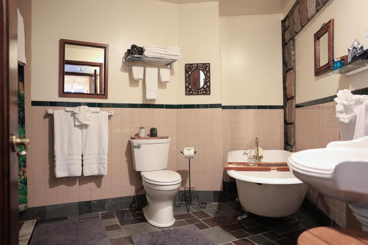 | Stone Chalet Bed & Breakfast Inn