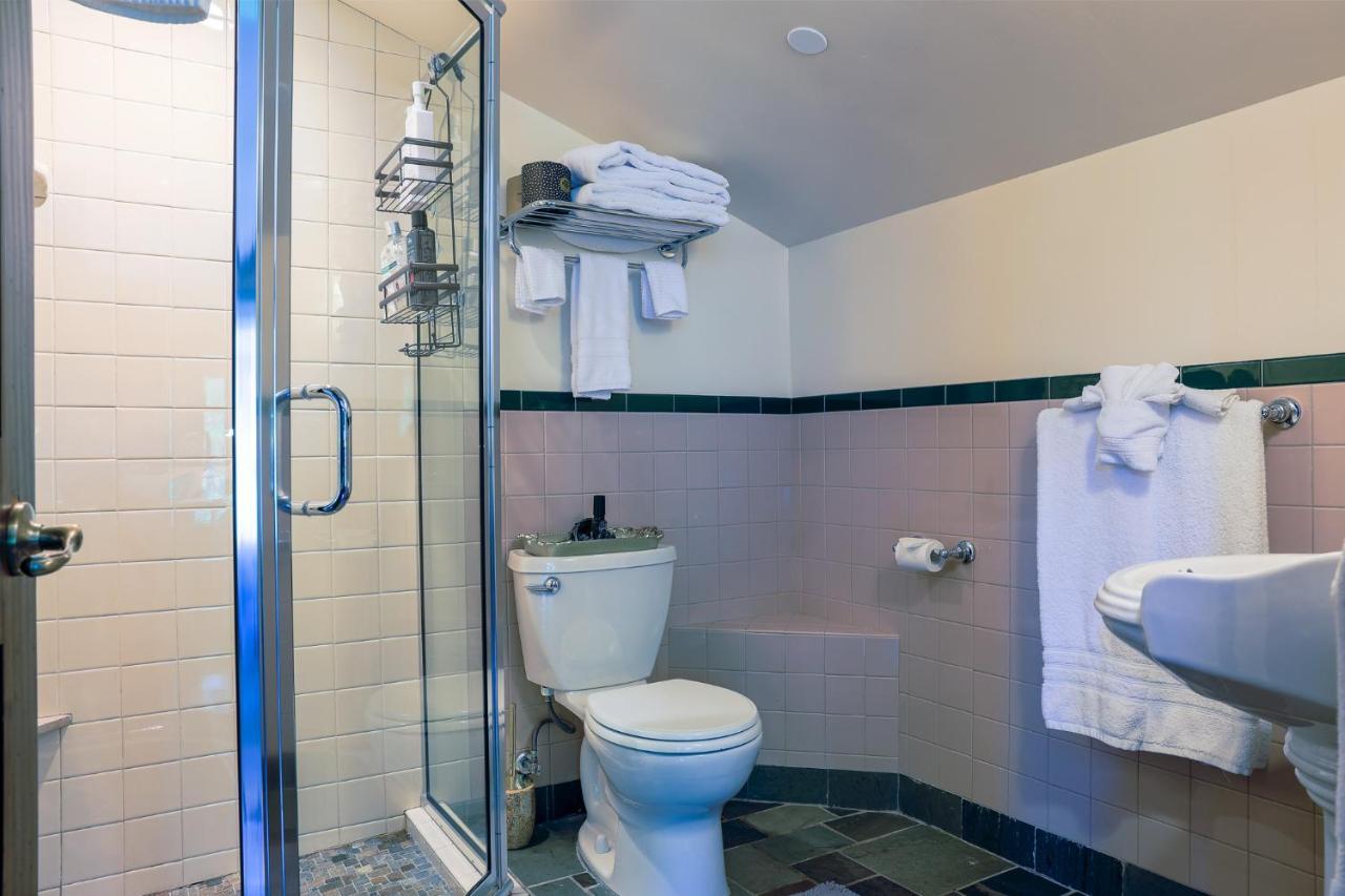 | Stone Chalet Bed & Breakfast Inn