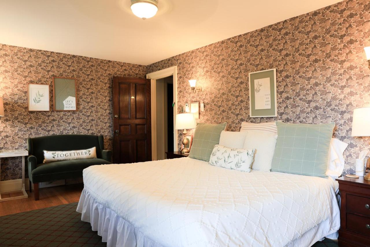| Stone Chalet Bed & Breakfast Inn