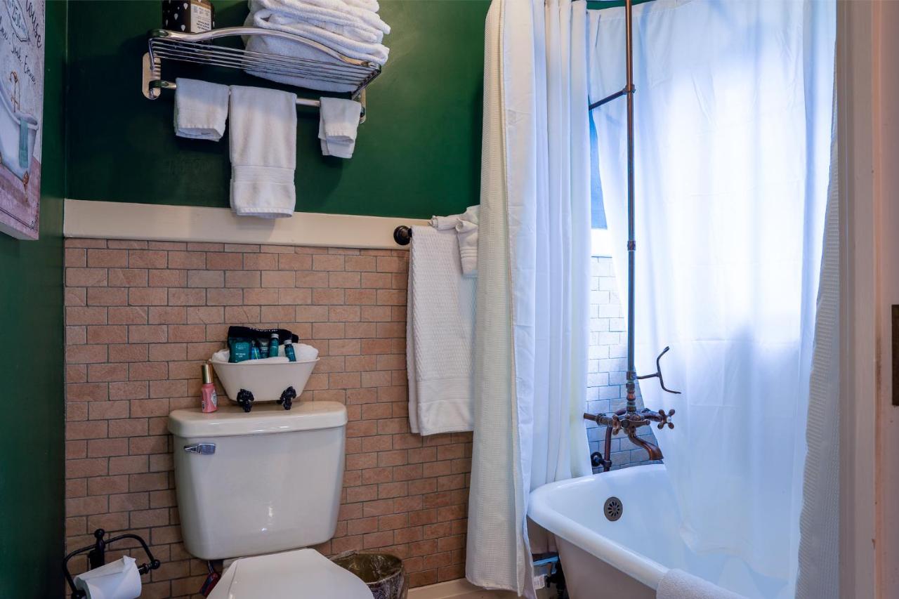 | Stone Chalet Bed & Breakfast Inn