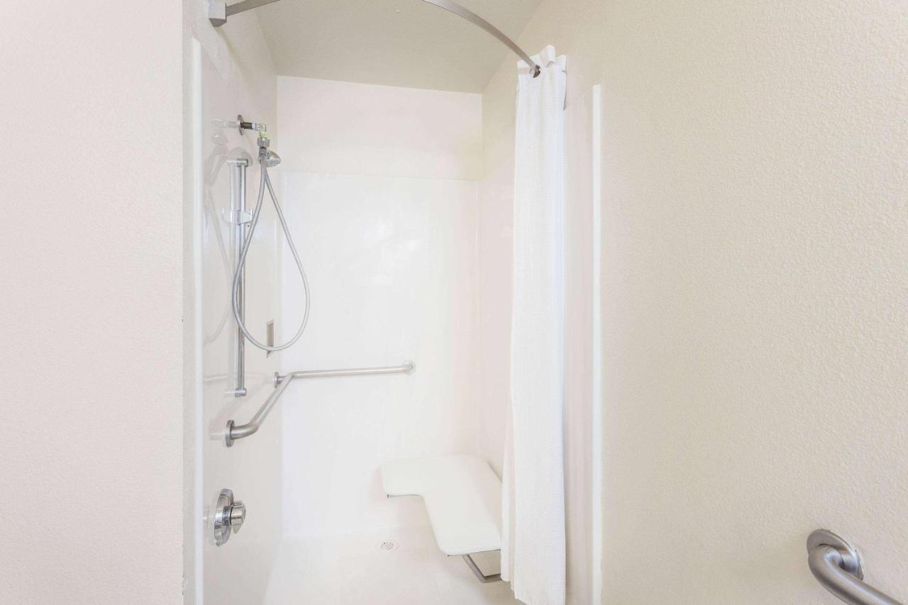 King Room with Roll-In Shower - Mobility Access/Non-Smoking at Super 8 by Wyndham Yuma