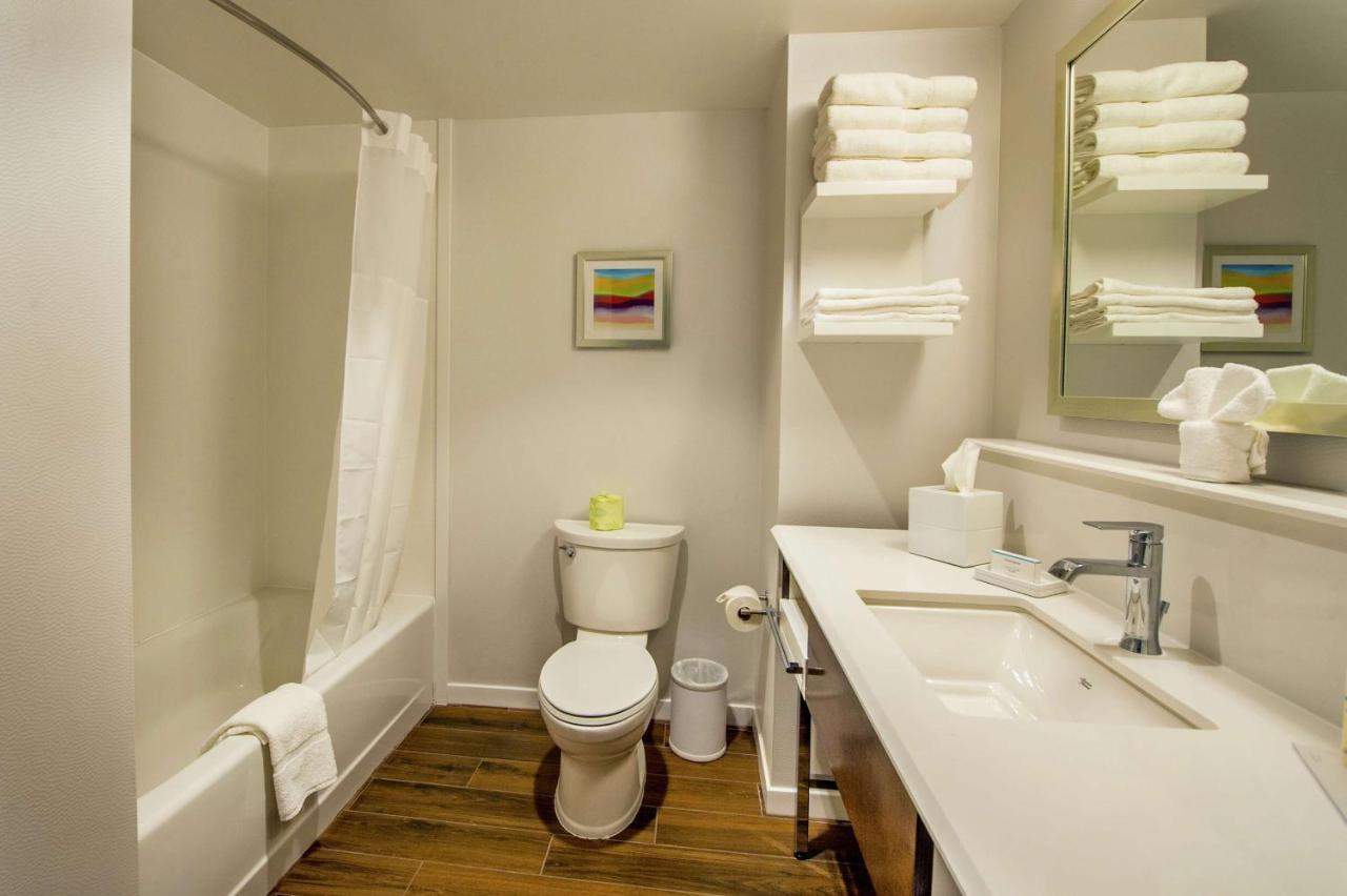 | Hampton Inn & Suites/Foxborough/Mansfield