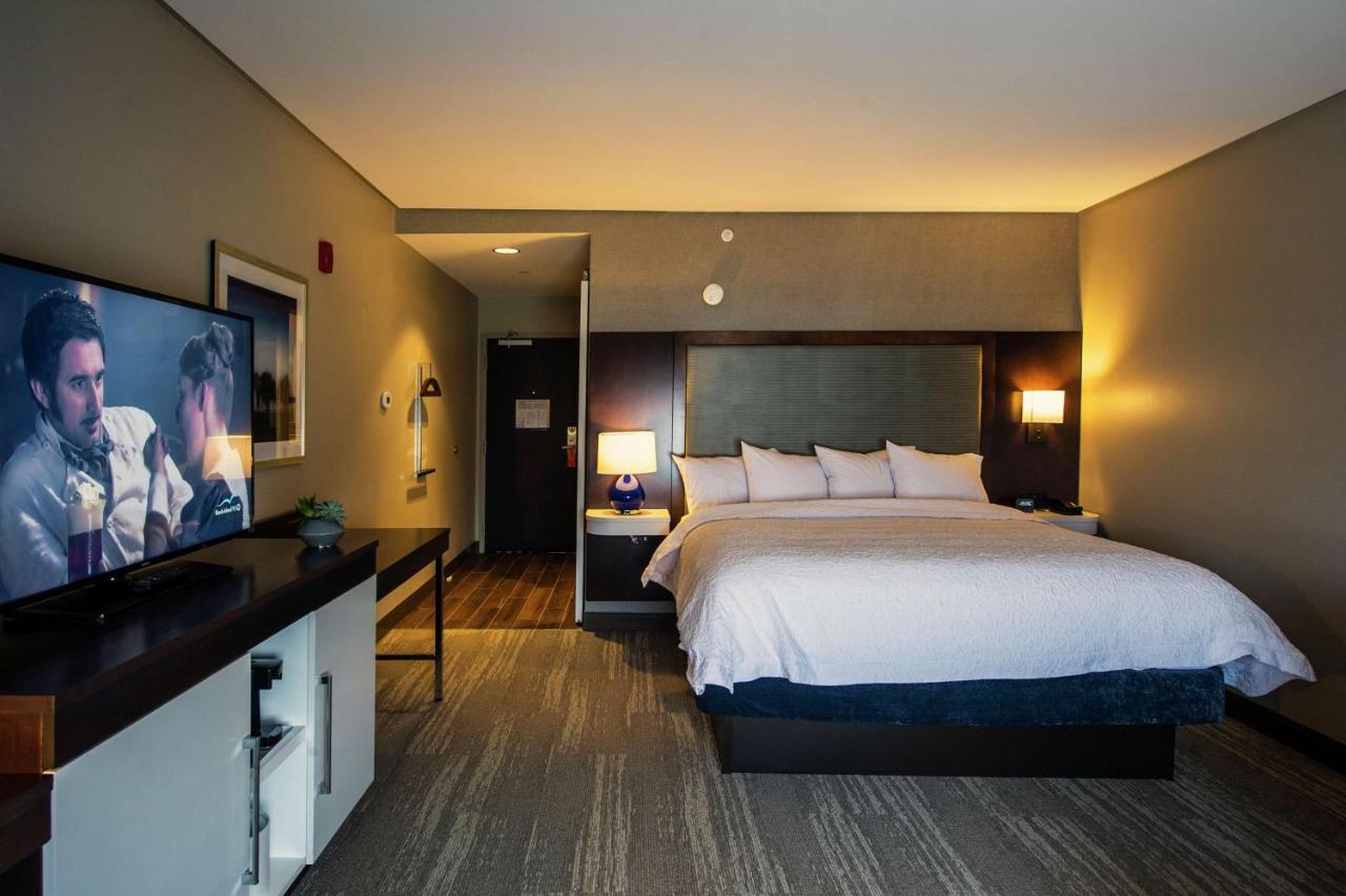 | Hampton Inn & Suites/Foxborough/Mansfield