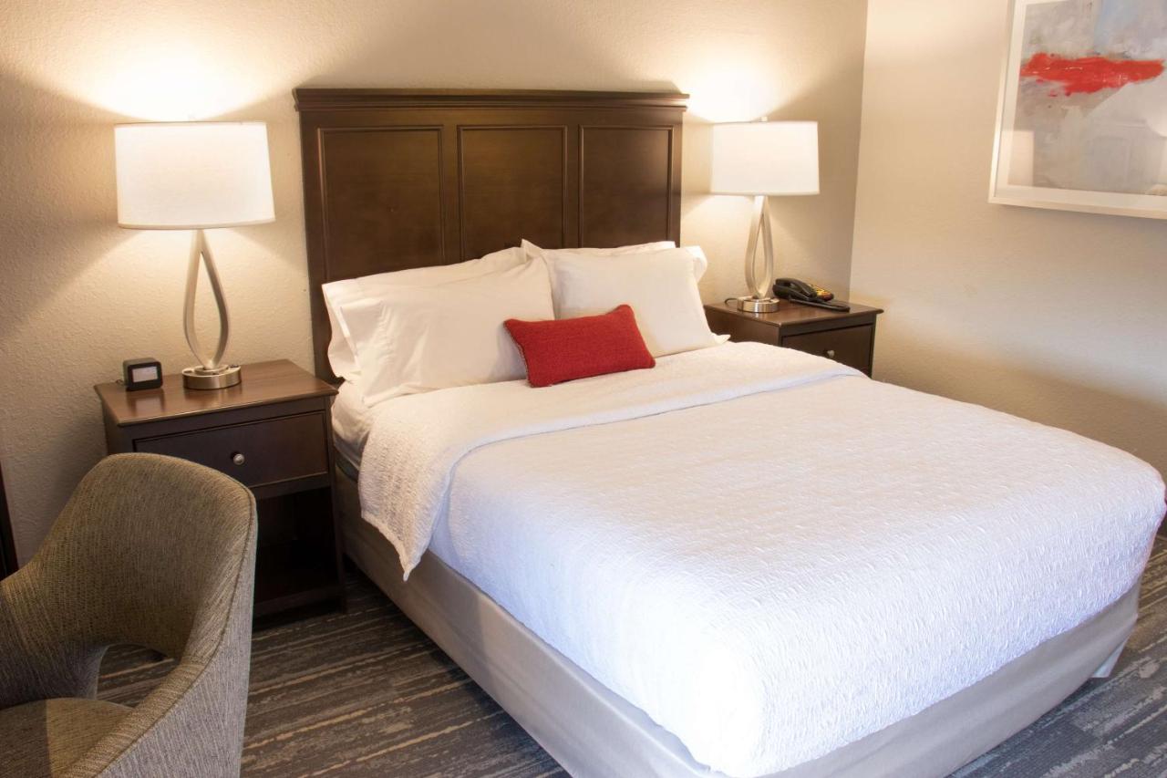 Queen Room with Roll In Shower - Disability Access at Hampton Inn Tuscaloosa-University