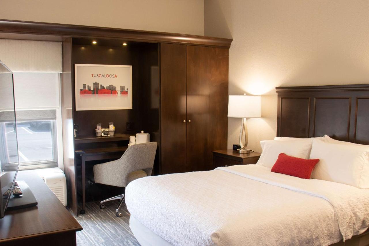 Queen Room with Roll In Shower - Disability Access at Hampton Inn Tuscaloosa-University