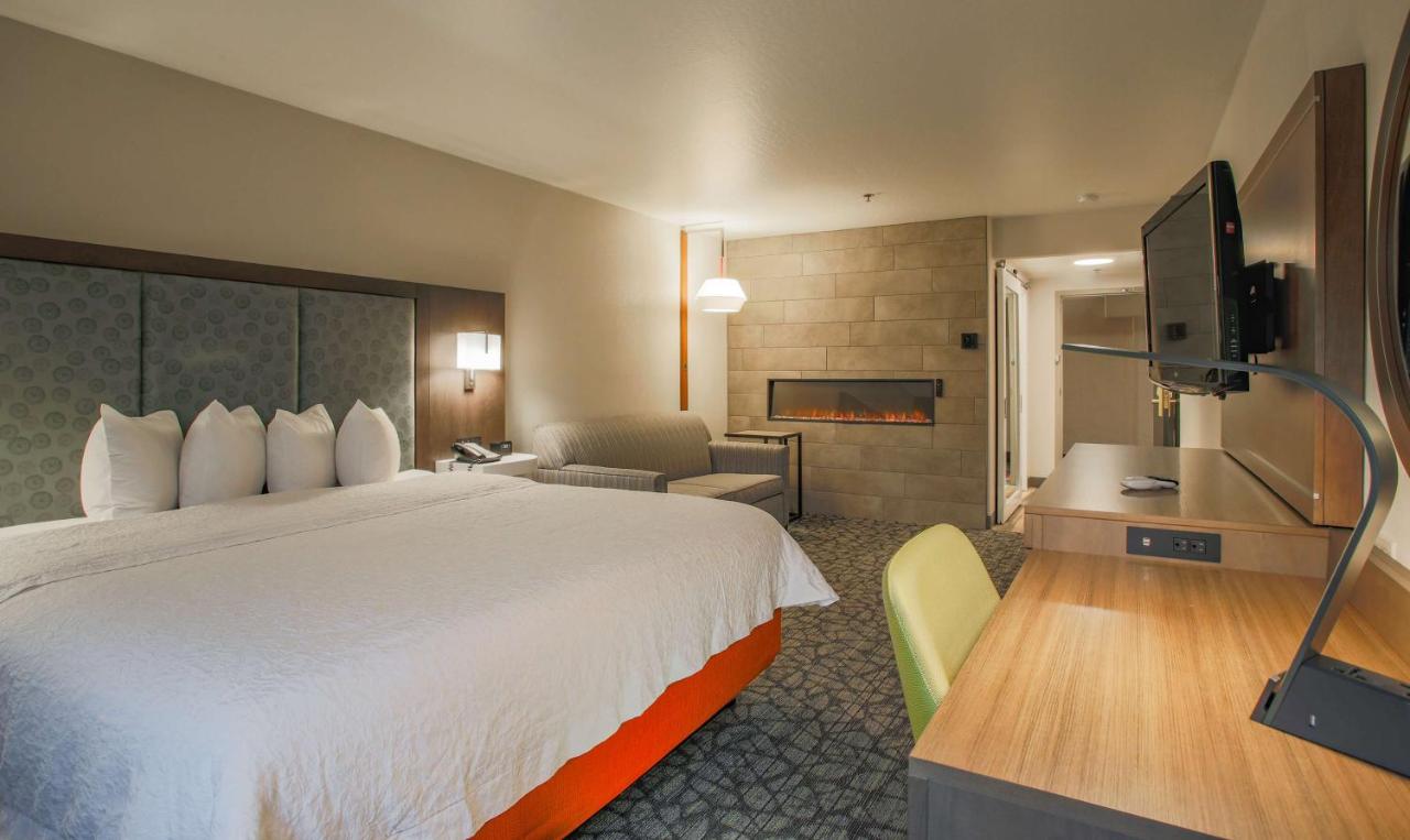 King Room with Sofa Bed and Fireplace at Hampton Inn Prescott