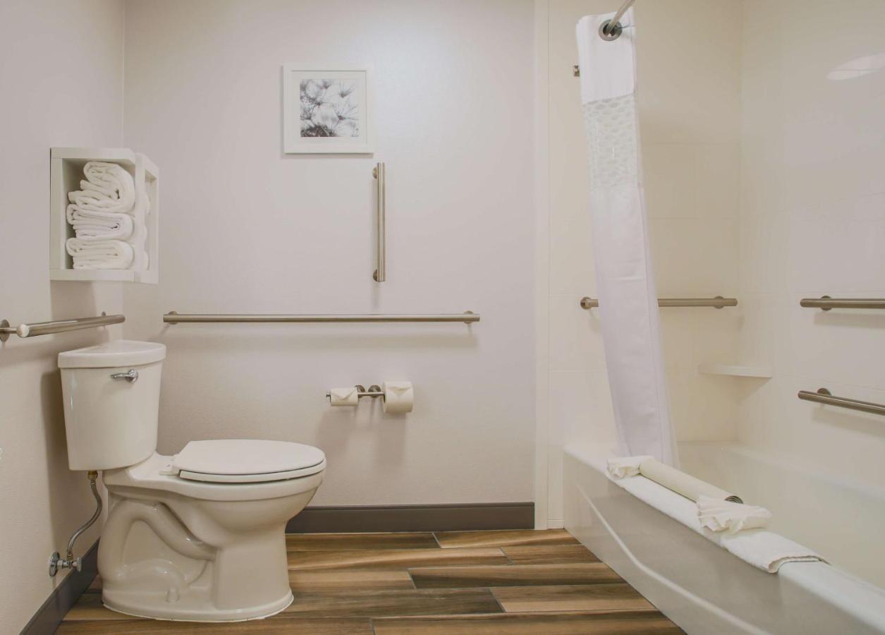 Queen Room with Two Queen Beds-Mobility Hearing Accessible with Bathtub at Hampton Inn Prescott