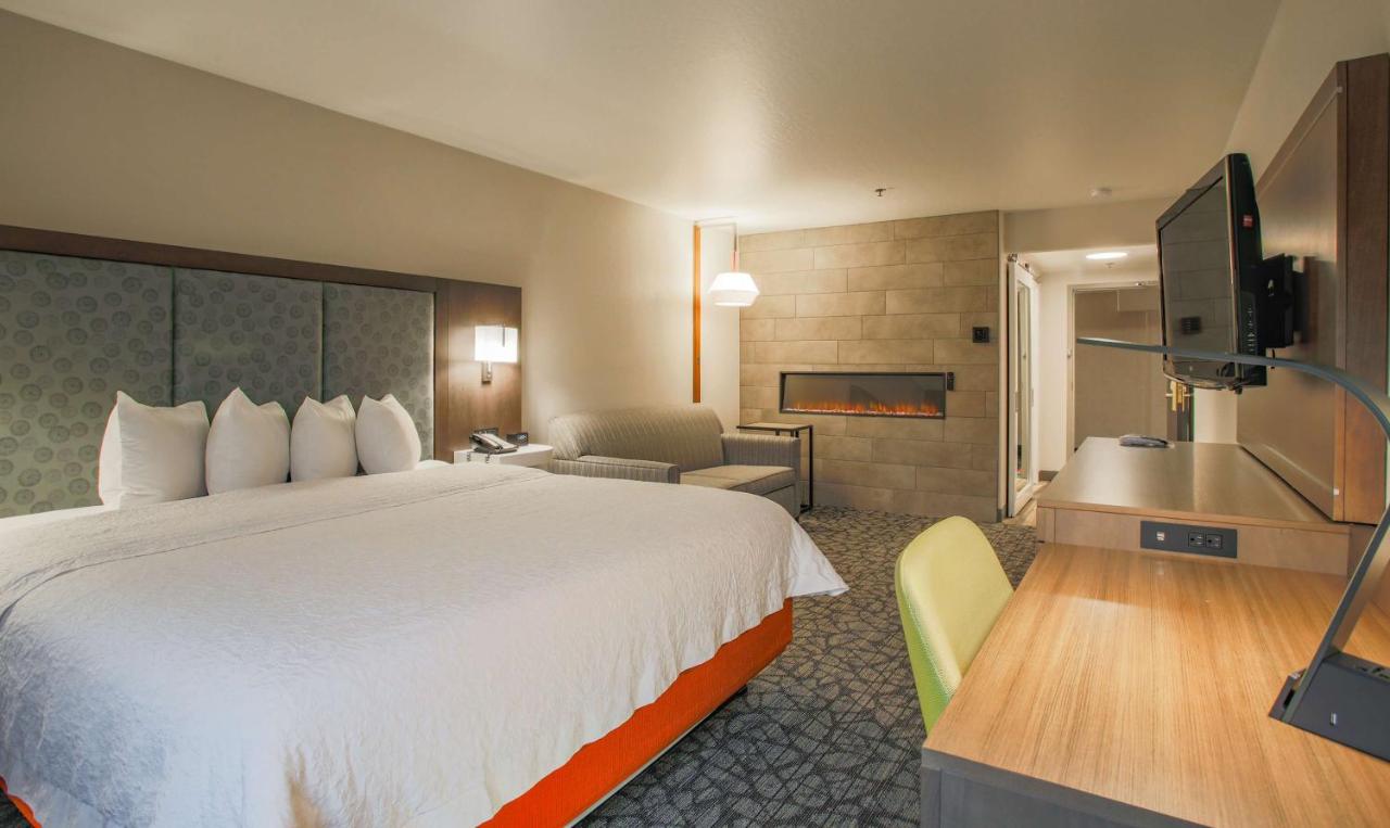 King Room with Sofa Bed and Fireplace at Hampton Inn Prescott