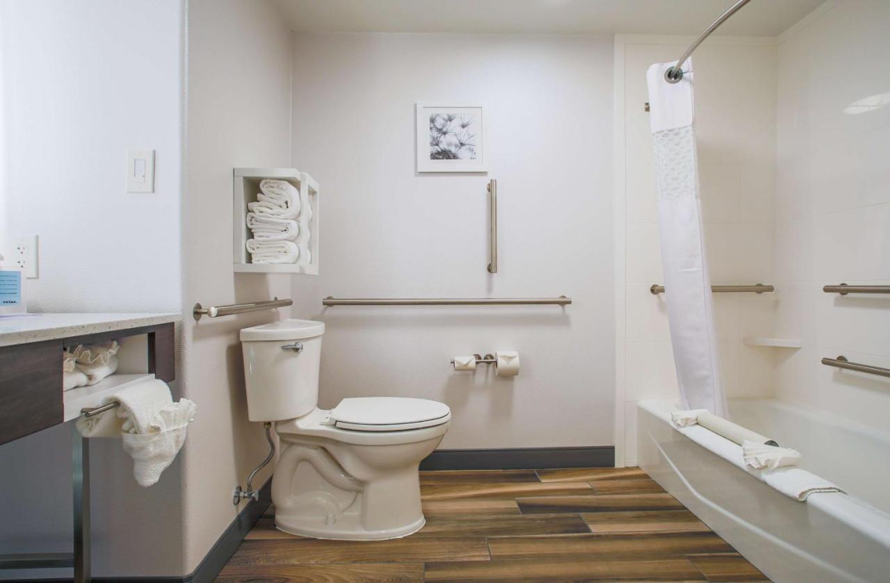 Queen Room with Two Queen Beds-Mobility Hearing Accessible with Bathtub at Hampton Inn Prescott