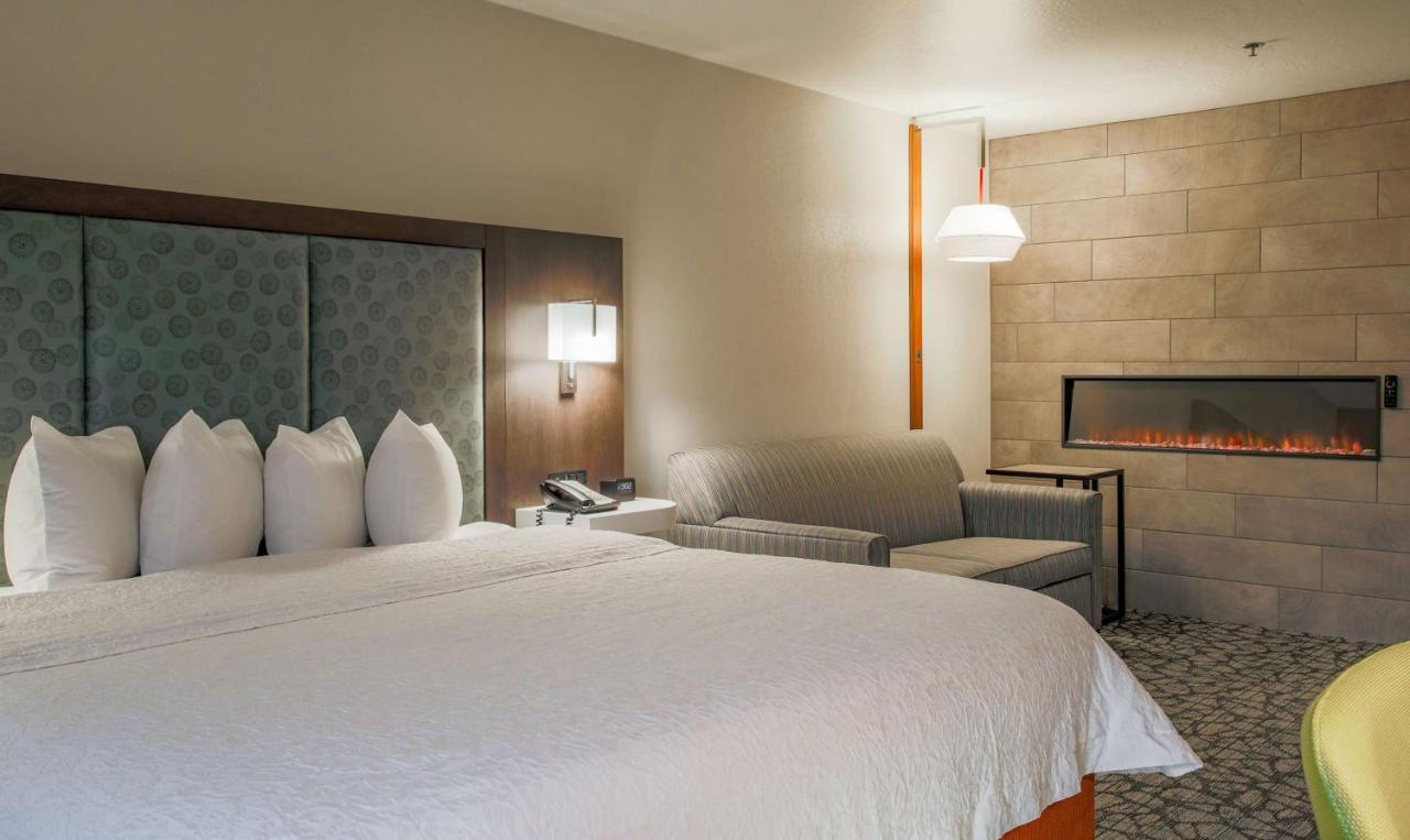 King Room with Sofa Bed and Fireplace at Hampton Inn Prescott