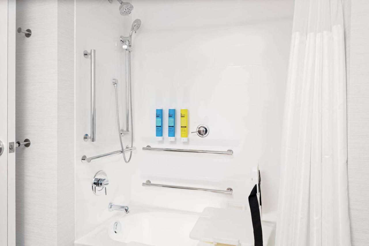 King Room - Mobility Accessible at Tru By Hilton Cleveland Midtown