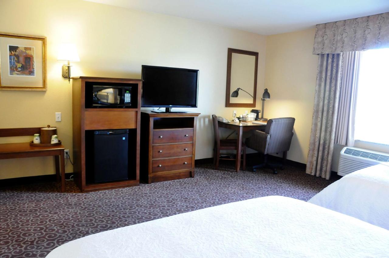Queen Room - Non-Smoking at Hampton Inn & Suites Red Bluff