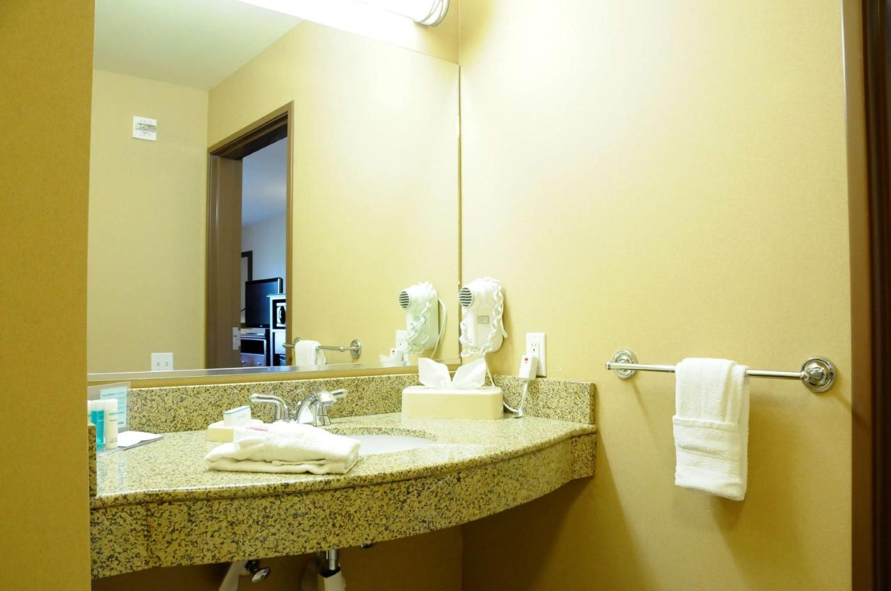 King Room - Non-Smoking at Hampton Inn & Suites Red Bluff
