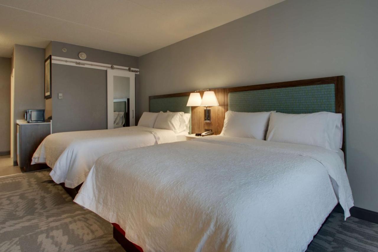 Queen Room - Non-Smoking at Hampton Inn & Suites Chicago/Aurora