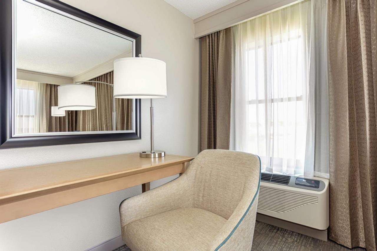 King Room Mobility/Hearing Accessible with Tub - Non-Smoking at Hampton Inn Georgetown-Marina