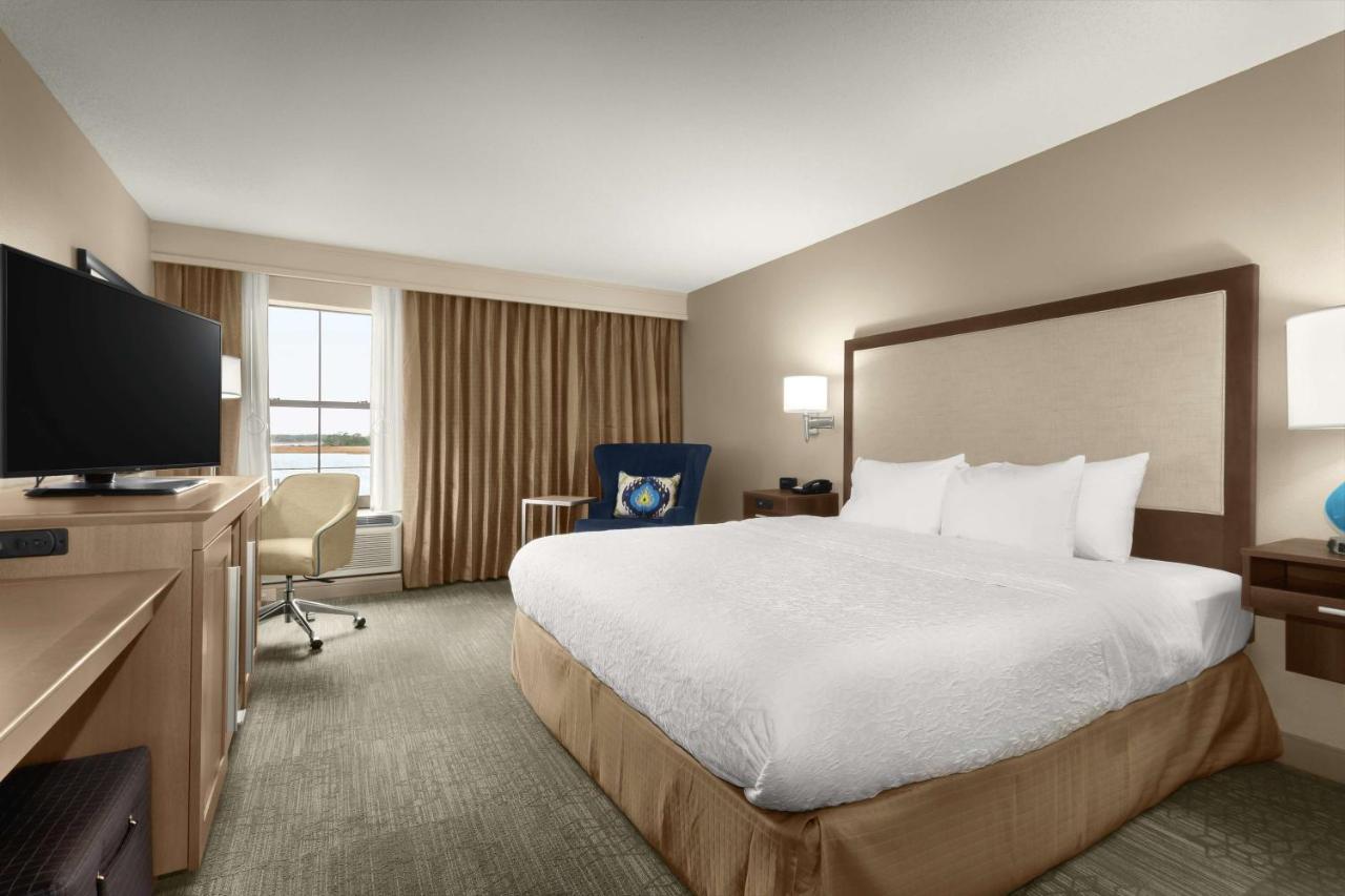 King Room Mobility/Hearing Accessible with Tub - Non-Smoking at Hampton Inn Georgetown-Marina