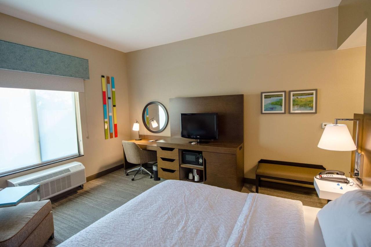 King Room at Hampton Inn & Suites Port Arthur
