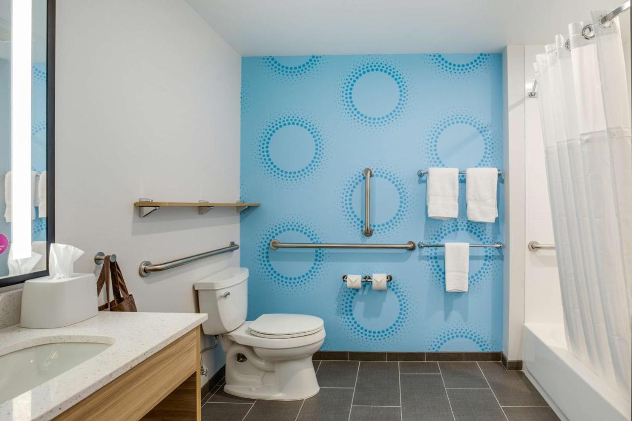 King Room with Bath Tub - Mobility Accessible at Tru by Hilton Saint Joseph