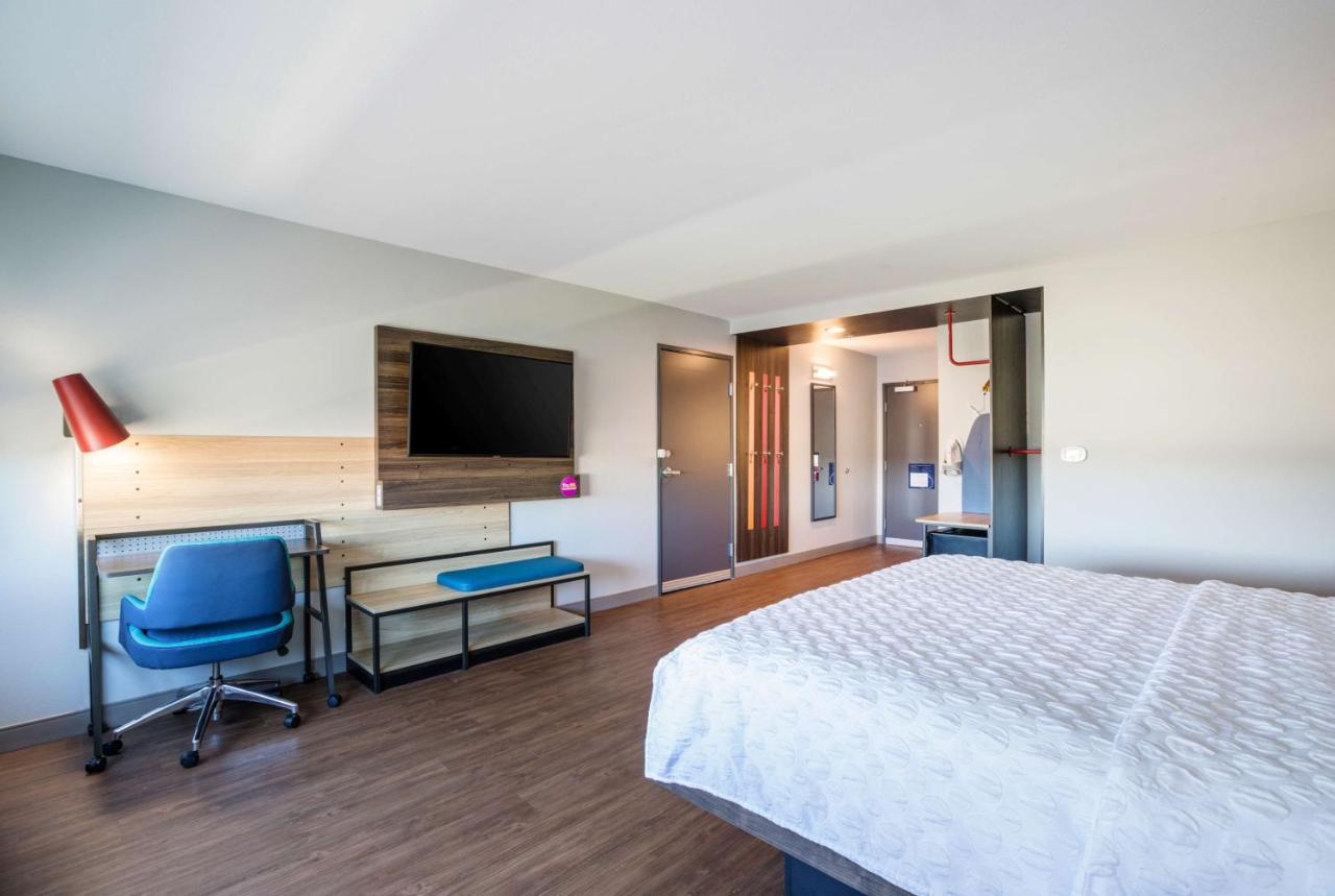 King Room with Bath Tub - Mobility Accessible at Tru by Hilton Saint Joseph