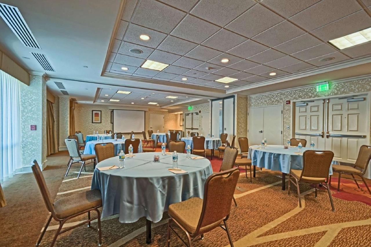 | Hilton Garden Inn by Hilton Mount Laurel