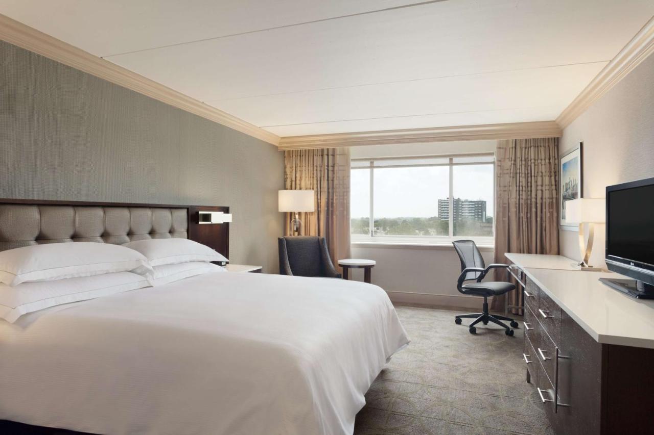 King Room - Disability Access - Roll-In Shower at Hilton Philadelphia City Avenue