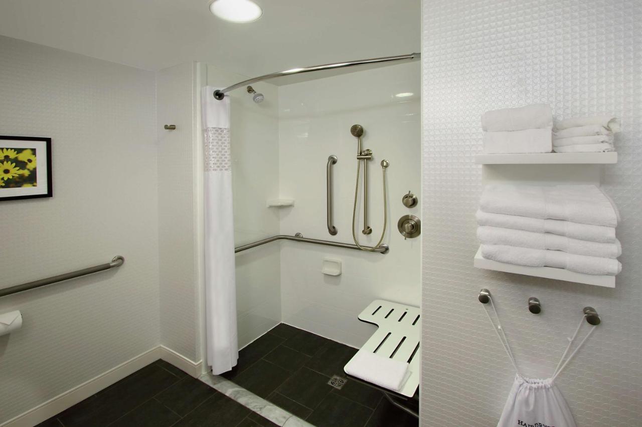 Queen Room - Disability Access/ Hearing Accessible with Roll In Shower - Non-Smoking at Hampton Inn Hagerstown-I-81