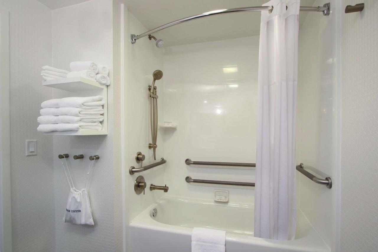 King Room - Disability Access/Hearing Accessible with Tub - Non-Smoking at Hampton Inn Hagerstown-I-81