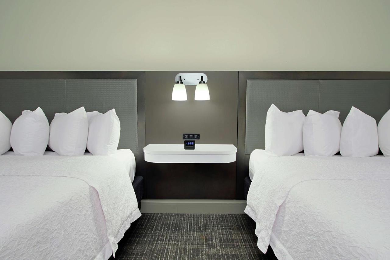 Queen Room - Disability Access/ Hearing Accessible with Roll In Shower - Non-Smoking at Hampton Inn Hagerstown-I-81