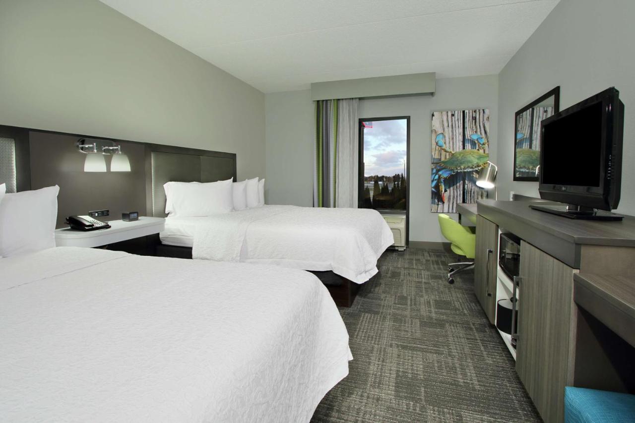 Queen Room - Disability Access/ Hearing Accessible with Roll In Shower - Non-Smoking at Hampton Inn Hagerstown-I-81