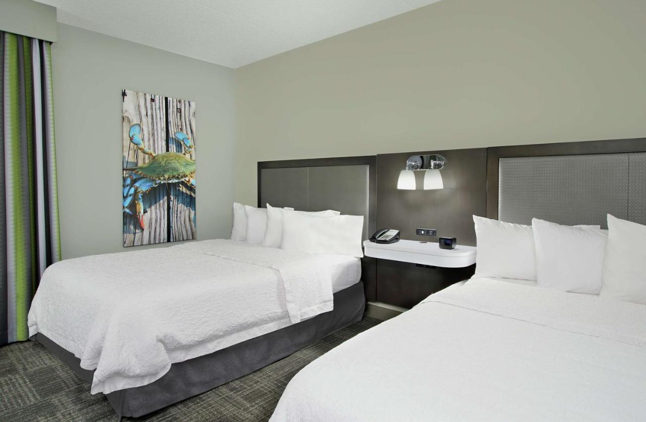 Queen Room - Disability Access/ Hearing Accessible with Roll In Shower - Non-Smoking at Hampton Inn Hagerstown-I-81