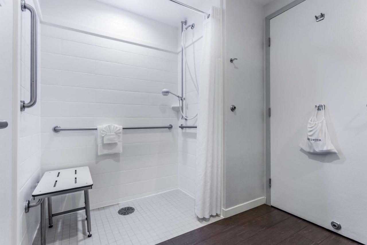 Queen Suite with Roll In Shower - Mobility/Hearing Accessible Non-Smoking at Hampton Inn Milwaukee-Airport
