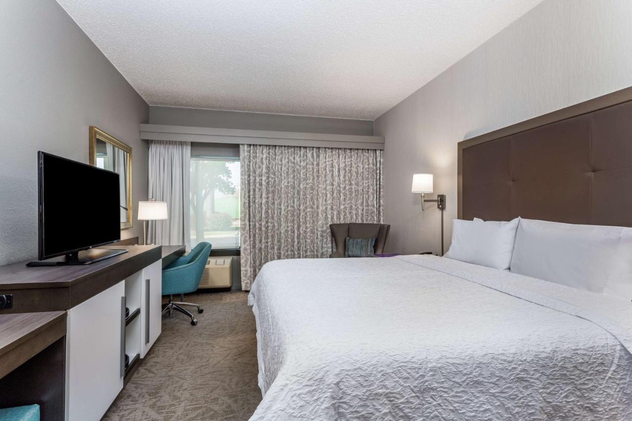Queen Suite with Roll In Shower - Mobility/Hearing Accessible Non-Smoking at Hampton Inn Milwaukee-Airport