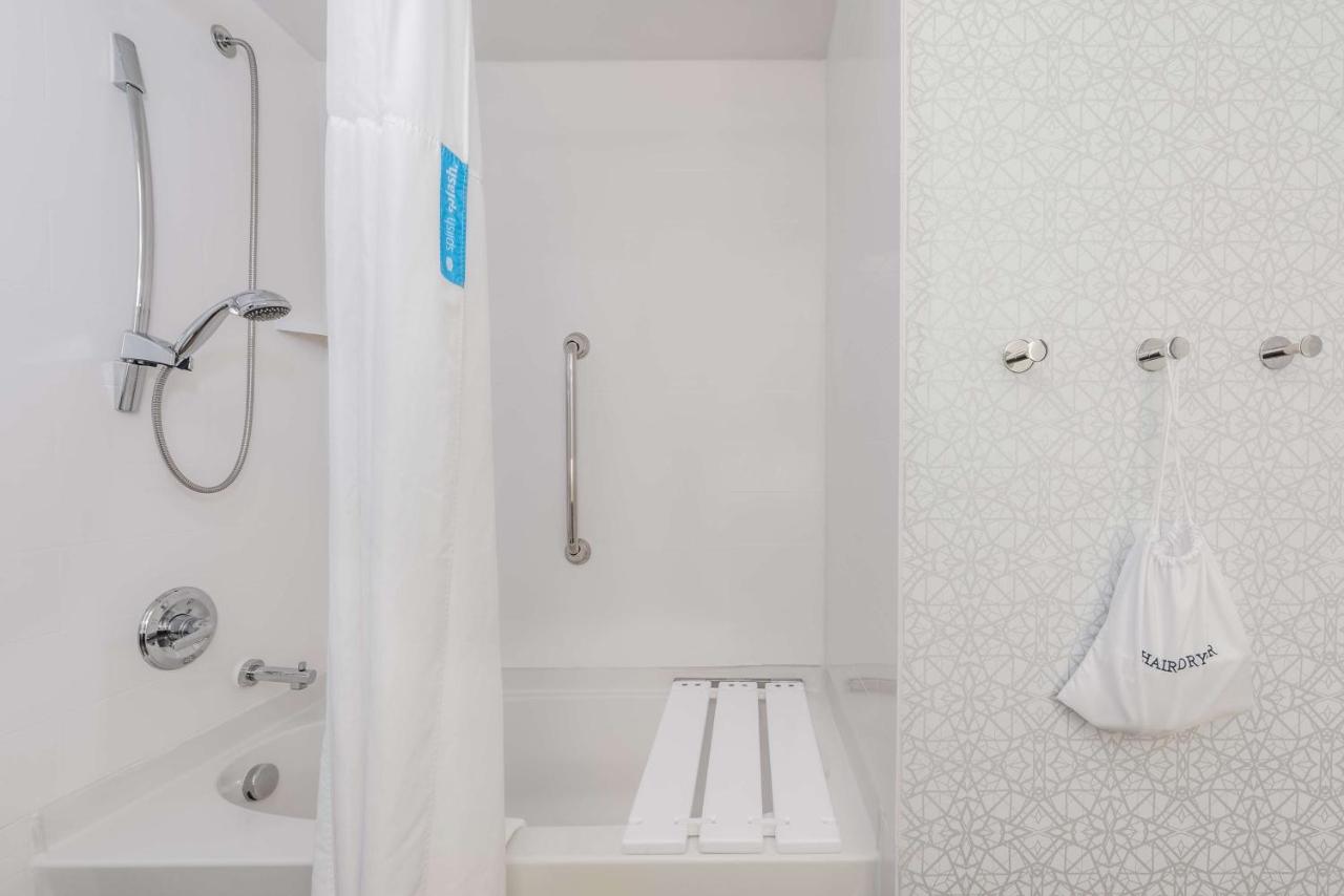 Queen Room with Two Queen Beds - Mobility Accessible/Non-Smoking at Hampton Inn & Suites Hopkinsville