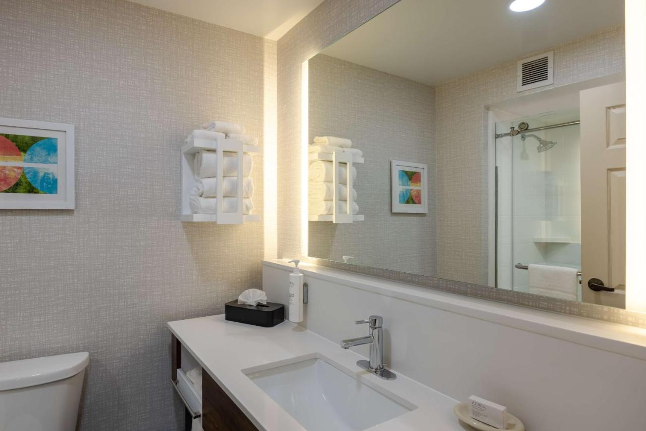 King Study with Sofa Bed - Non-Smoking at Hampton Inn & Suites Alpharetta Roswell
